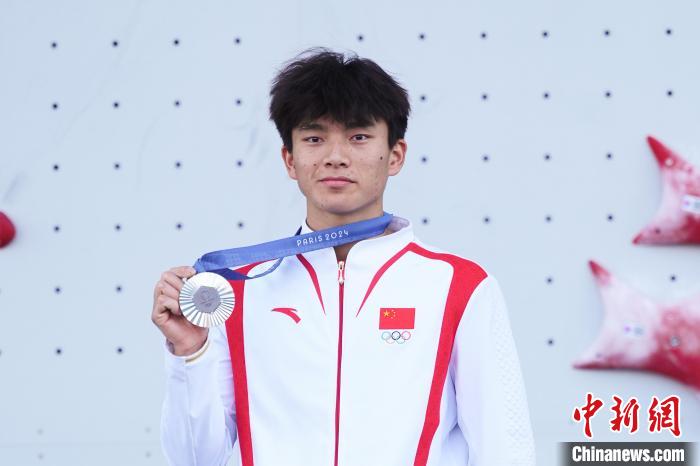 巴黎奥运攀岩速度赛：伍鹏以4.77秒夺银，仅差