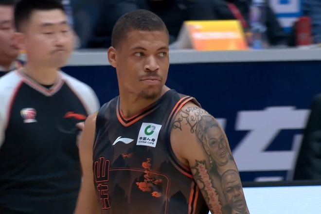 克里斯42分率队逆转青岛 山东男篮两连胜