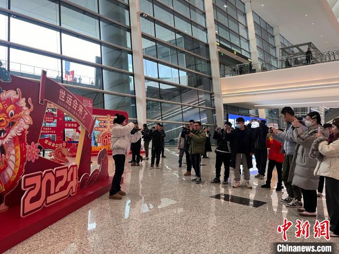 成都双机场举办世运会预热活动 市民游客沉浸式