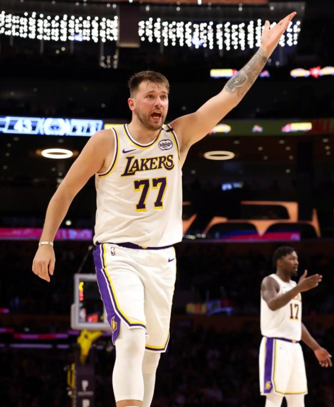 湖人三双双星助阵 战胜森林狼锁定西部前四