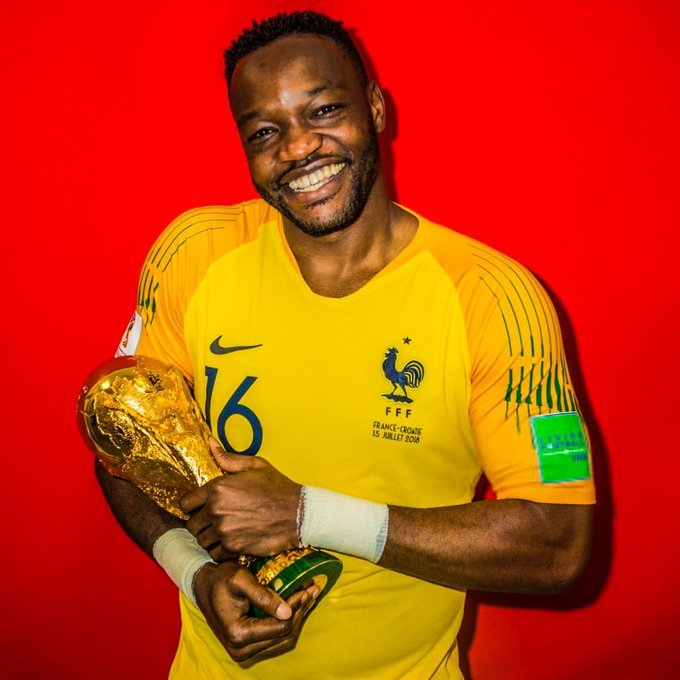 传奇门将曼丹达正式告别足坛，生涯成就震撼足