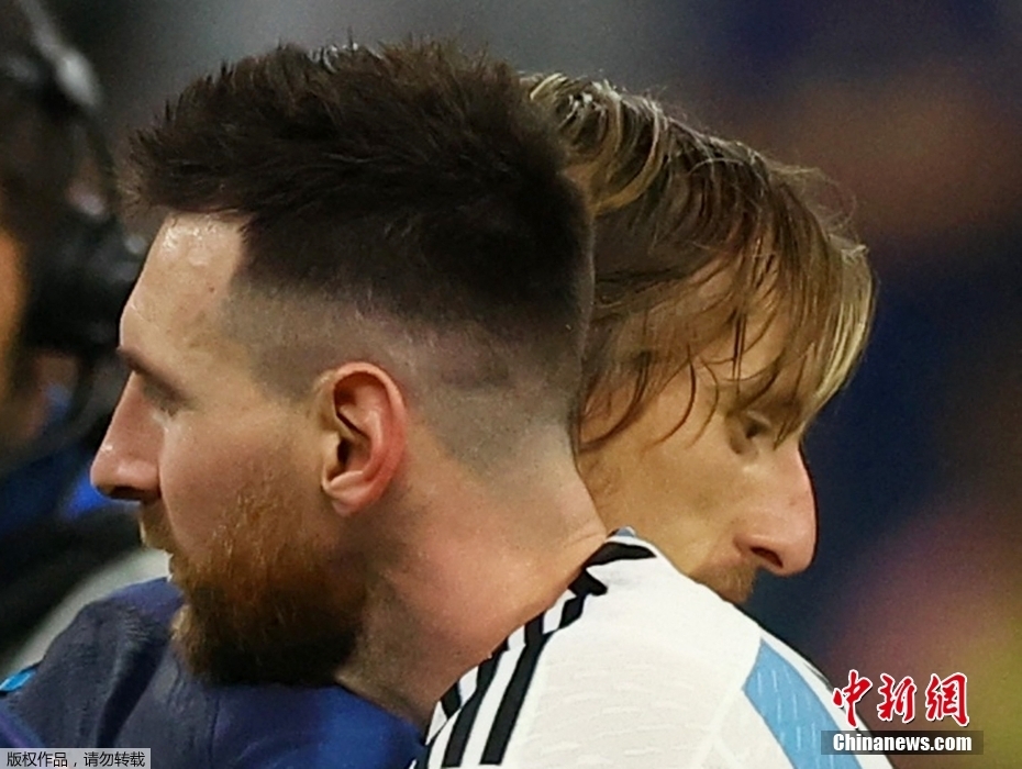 熬夜预测与球场悲欢：记者亲历世界杯赛场内外