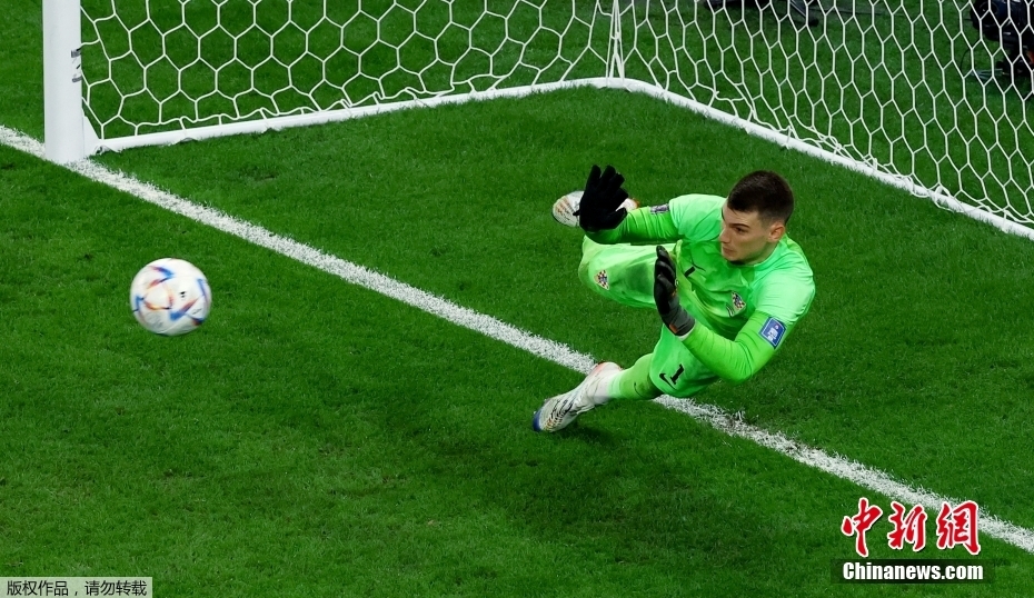 熬夜预测与球场悲欢：记者亲历世界杯赛场内外