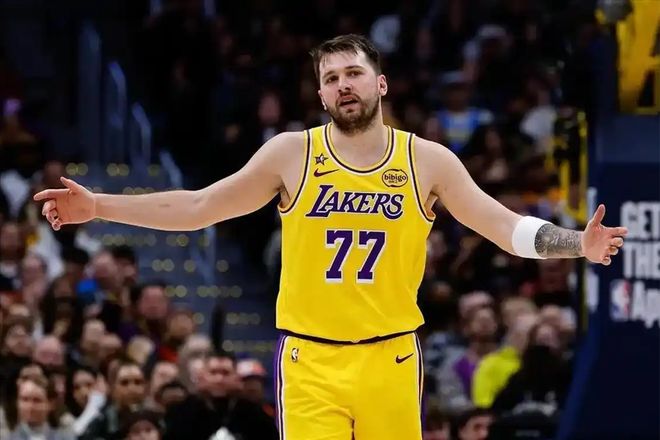 詹姆斯缺阵湖人战绩飙升，东契奇与里弗斯爆发