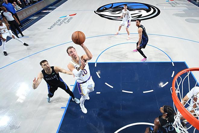 独行侠力克湖人终结三连败 肯纳德三双难掩进攻