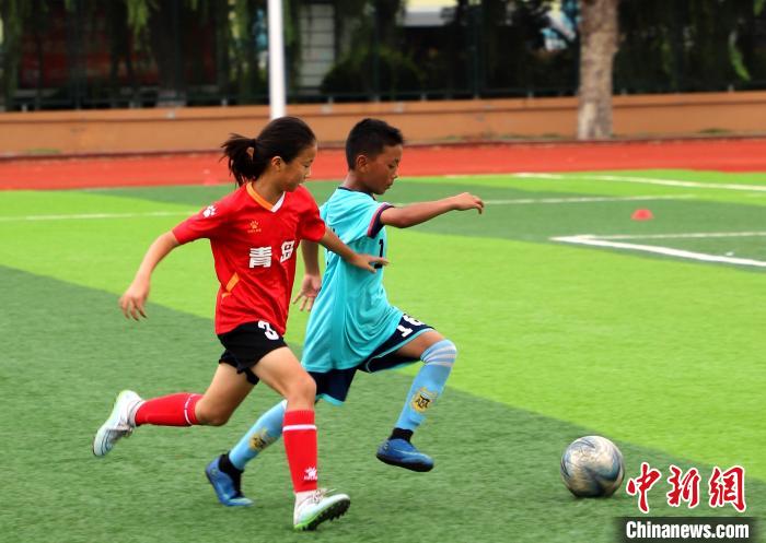 阳光助梦体育少年教育基金助力西藏23名足球少年