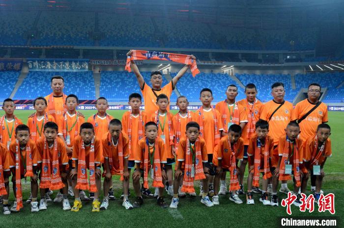 阳光助梦体育少年教育基金助力西藏23名足球少年